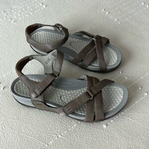 Baretraps Danny Wedge Sandal Memory Foam Brown Size 6.5
